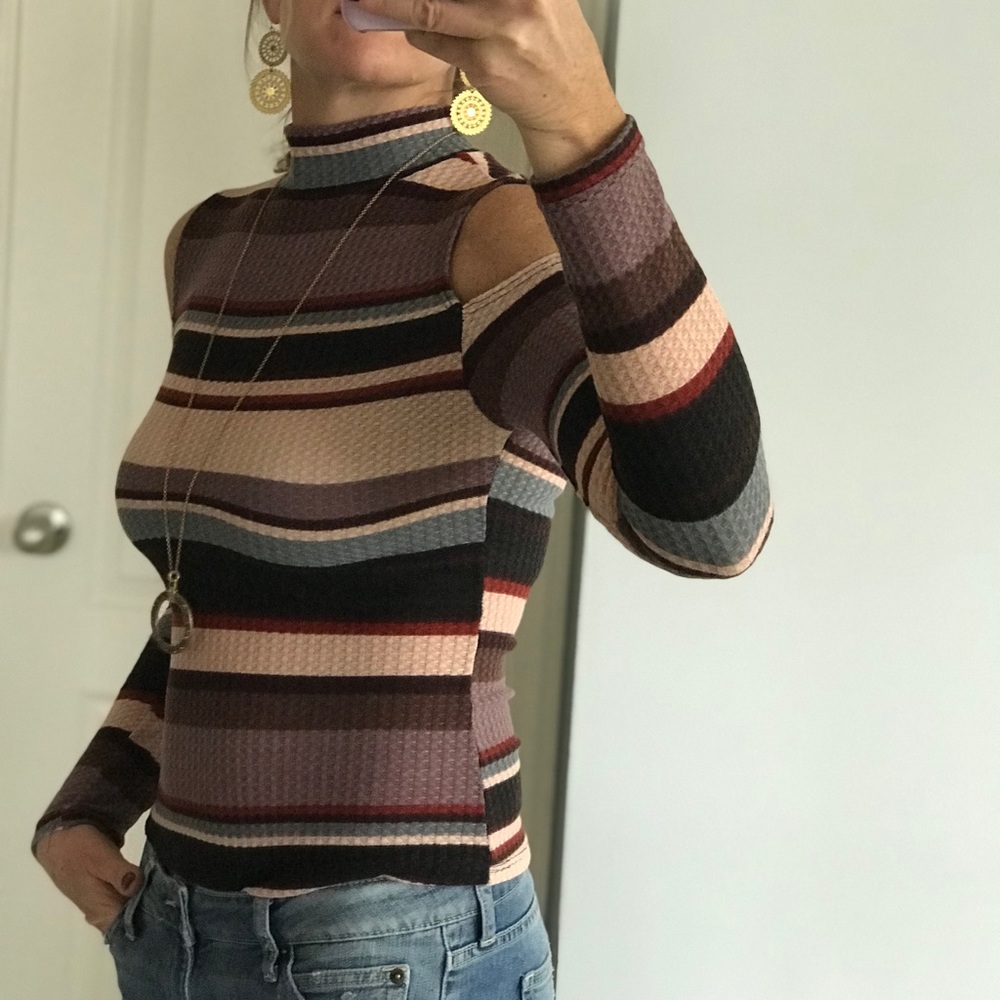 ♥️1 LG LEFT♥️Striped Cold Shoulder Top - Picture 5 of 7